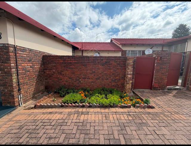 2 BEDROOM TOWNHOUSE FOR SALE IN GHOLFSIG